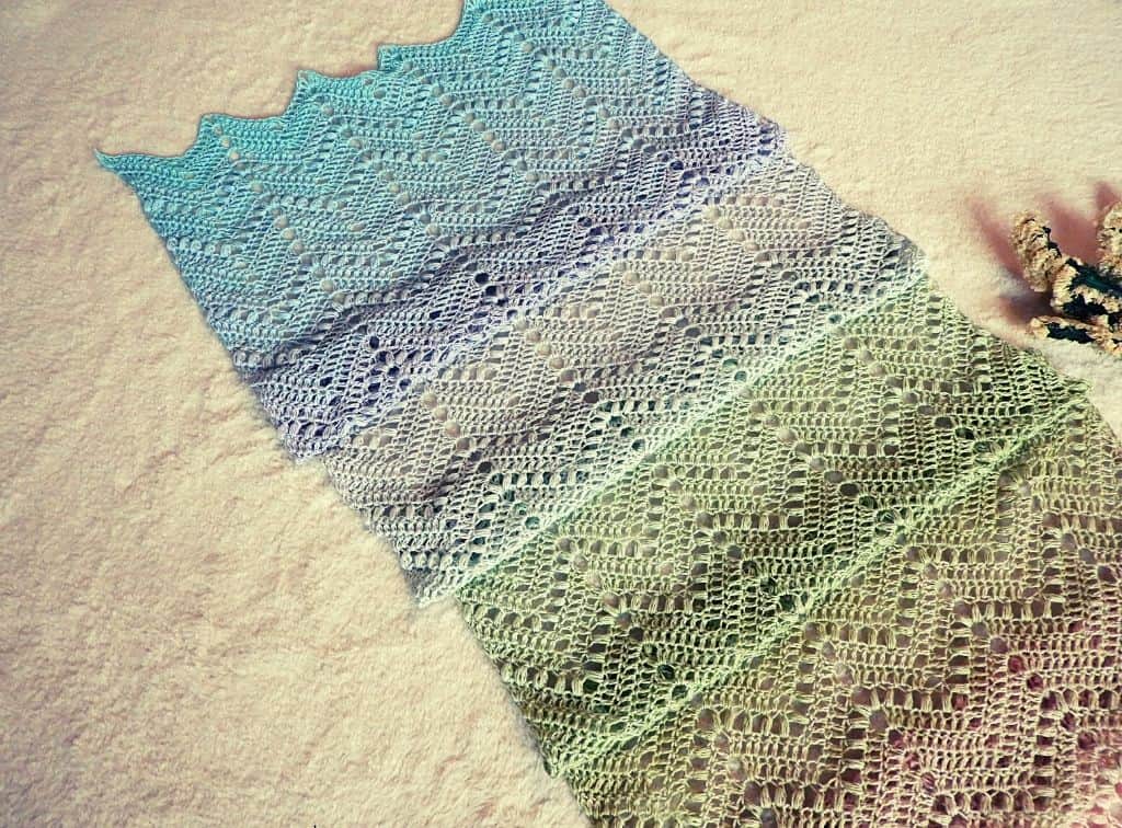 Crochet scarf pattern using Scheepjes whirl: Puffs on Slalom Scarf